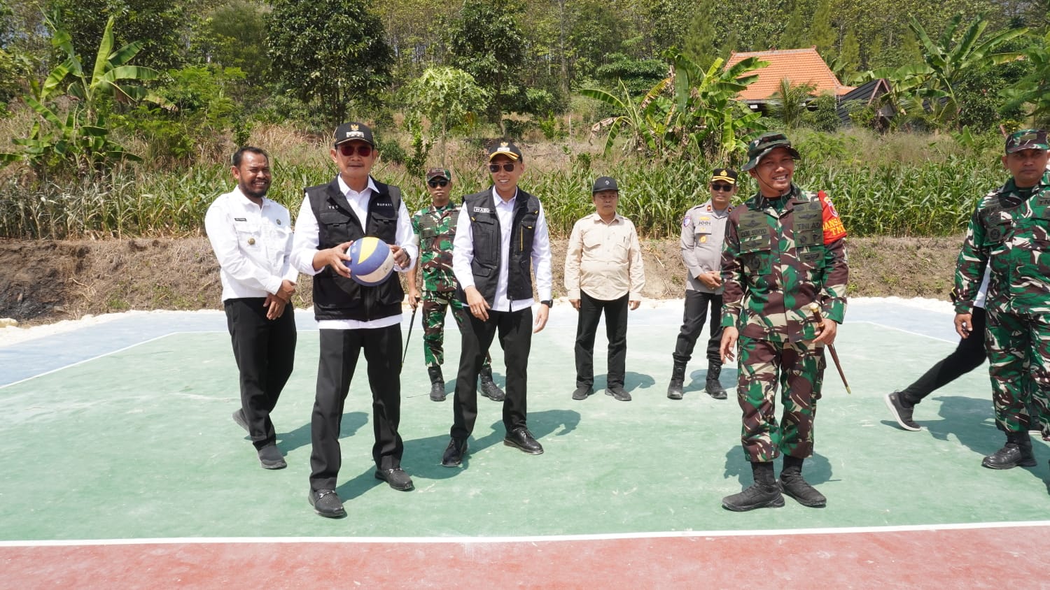 Menjemput Impian di Lapangan Voli: Semangat Gotong Royong TMMD Ubah Lahan Kosong Jadi Ruang Prestasi Warga