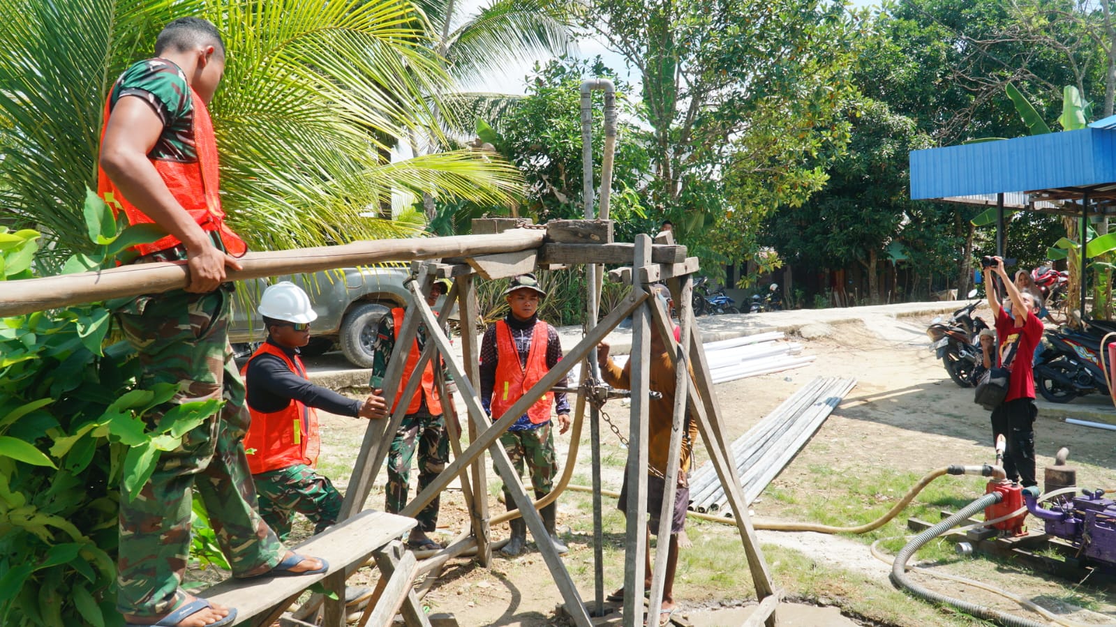 Satgas TMMD Ke-129 Lanjutkan Tahap Pengeboran Sumur Bor Sasaran 3 di Desa Bandar Raya