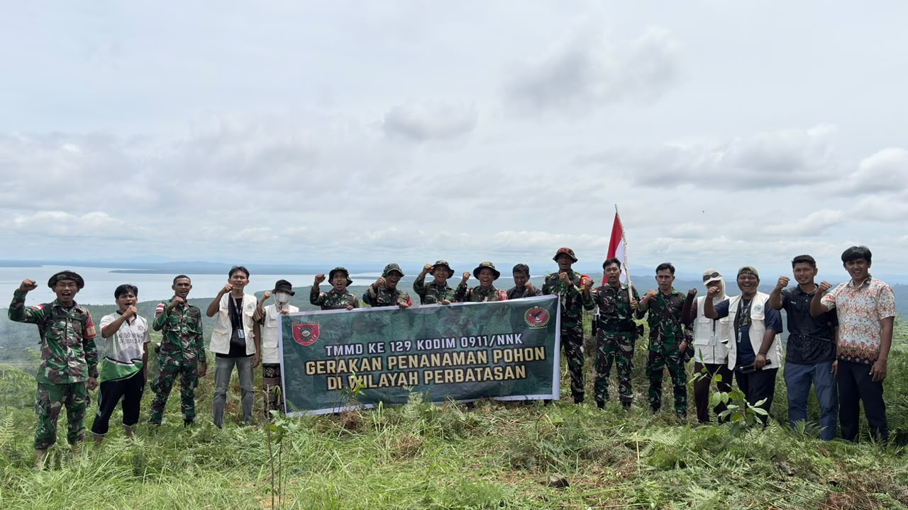 Satgas TMMD ke-129 Tanam Pohon Buah di Puncak Perbatasan RI-Malaysia