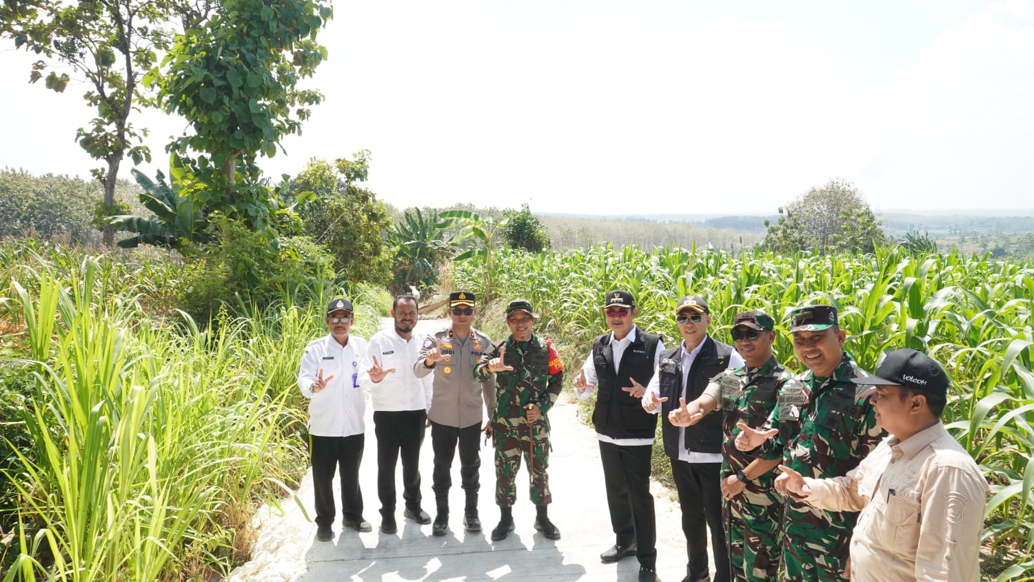 Langkah Nyata di Ujung Desa: Saat Forkopimda Lamongan Menyusuri Harapan Baru Petani Tlemang saat pembukaan TMMD ke129