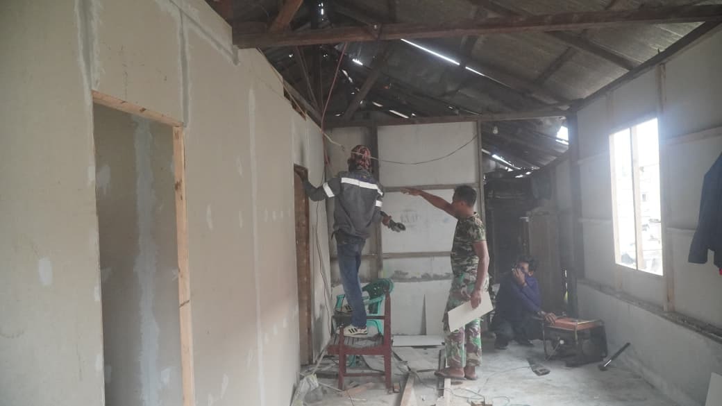 Renovasi RTLH Bapak Suhardin di Desa Umbele Lama Masuki Tahap Pemasangan Kalsiboard dan Pengecatan