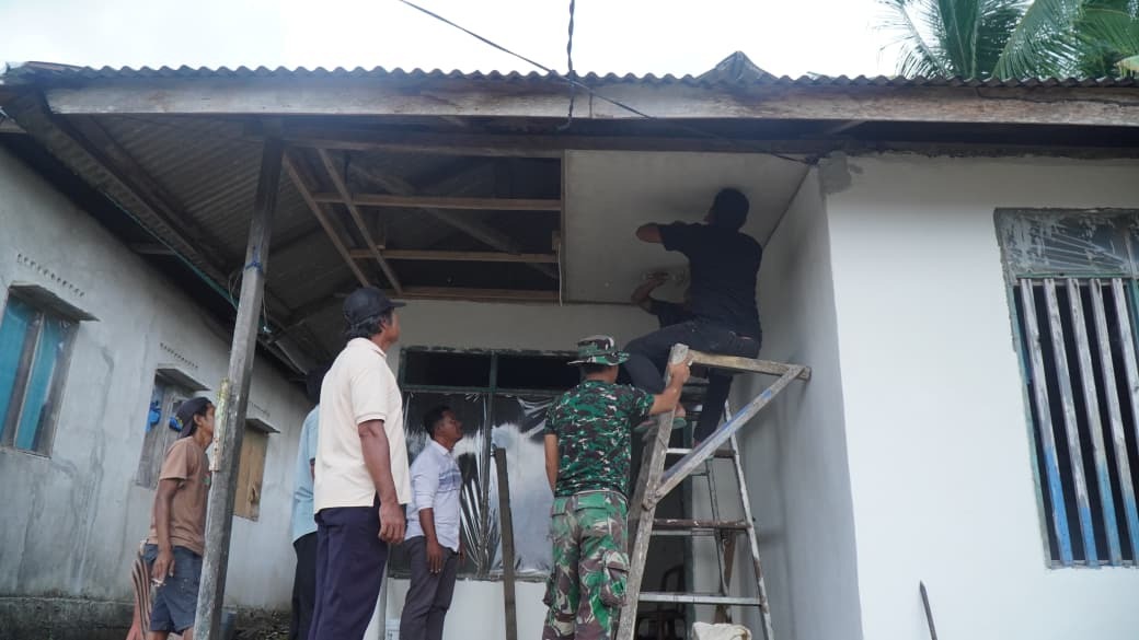 Pemasangan Plafon RTLH Bapak Hardi di Desa Pulau Dua Capai Progres Positif