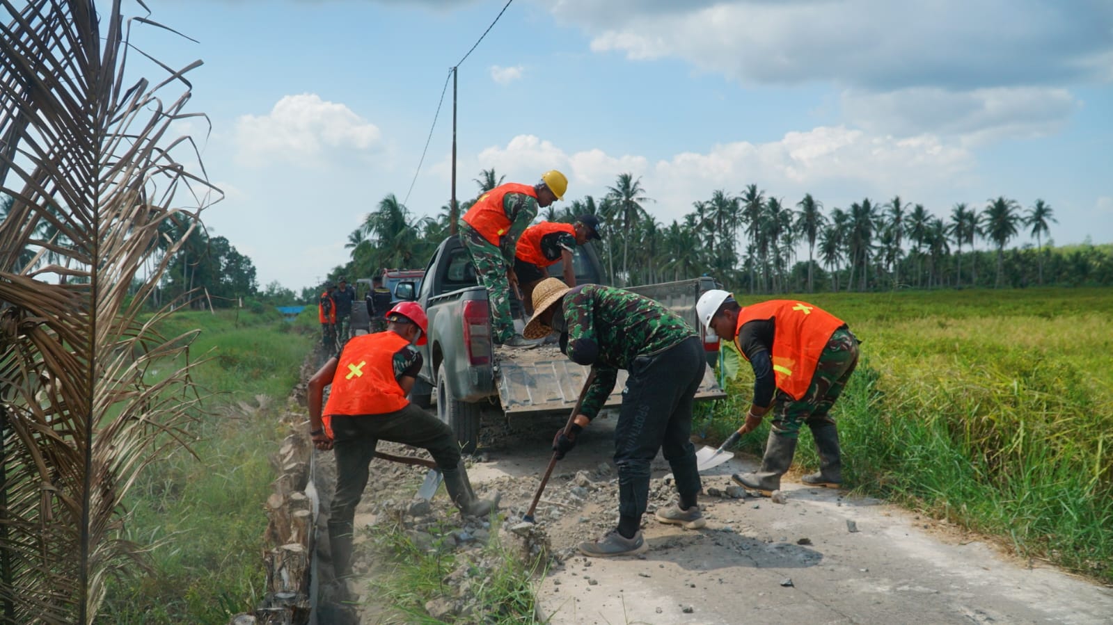Gotong Royong Jadi Kekuatan Utama Peningkatan Becros Jalan TMMD Ke-129