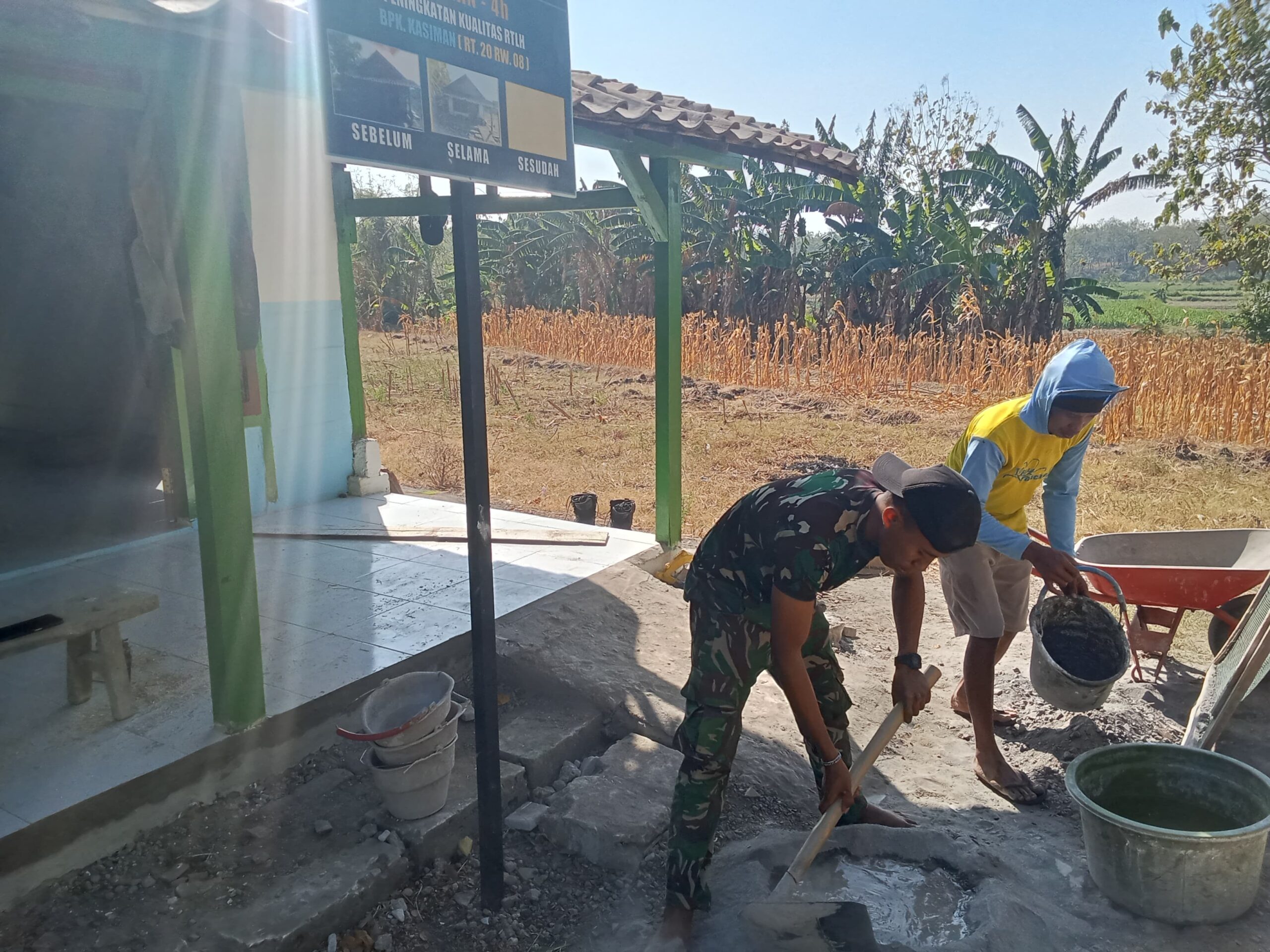 Satgas TMMD Kodim 0813/Bojonegoro Siapkan Adukan Semen untuk RTLH Bapak Kasiman