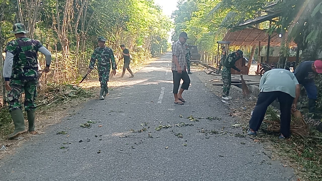 Momentum Jumat Bersih, Personel Kodim 0102/Pidie Bersama Warga Gotong Royong Bersihkan Lingkungan Lokasi TMMD ke-129