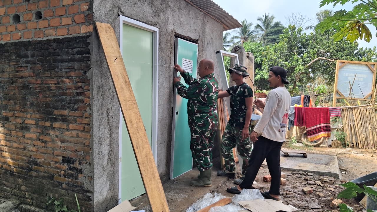 Satgas TMMD Kodim 0412/LU Tuntaskan Pemasangan Pintu MCK di Desa Baru Raharja