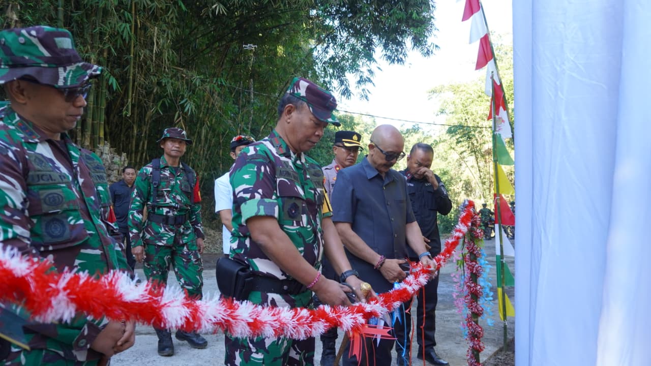 Danrem 163/Wira Satya Resmikan Jalan Rabat Beton TMMD Ke-129 di Desa Sekardadi