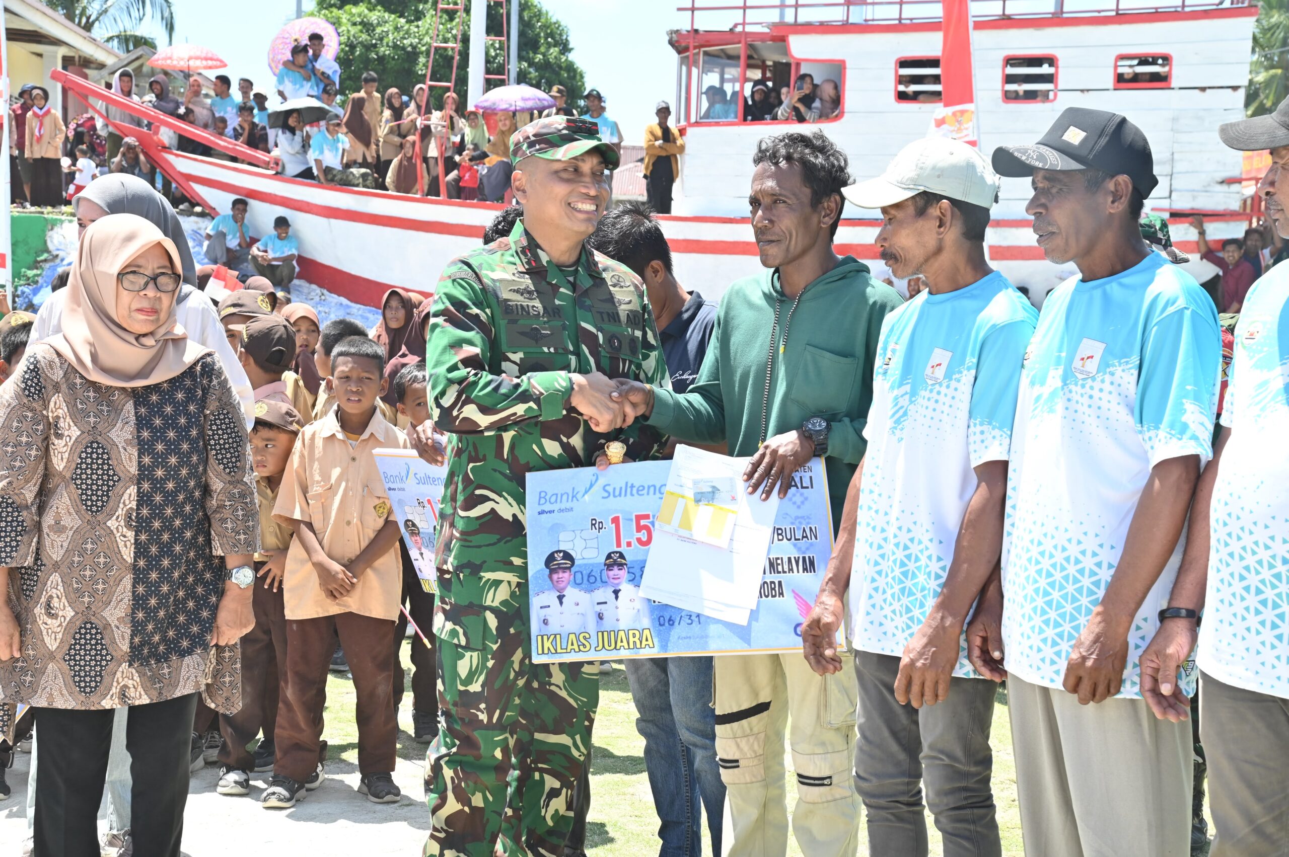 Empat Kepala Desa di Kepulauan Umbele Terima Piagam Penghargaan dari Pangdam XXIII/Palaka Wira