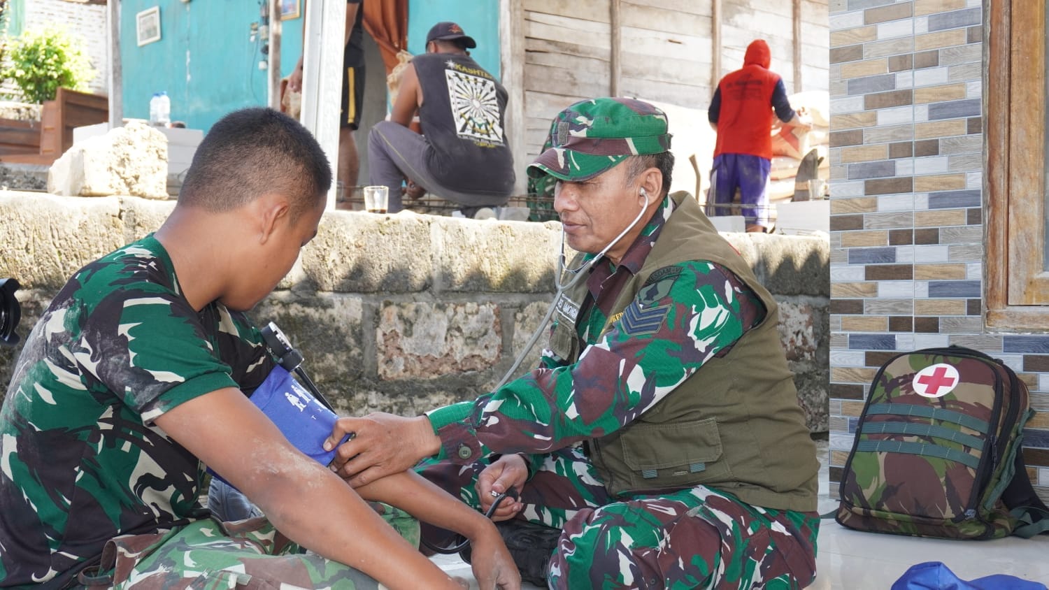 Sigap di Lapangan, Serka Amalun dan Tim Kesehatan Satgas TMMD 129 Beri Penanganan Pertama Bagi Prajurit Kendala Kesehatan