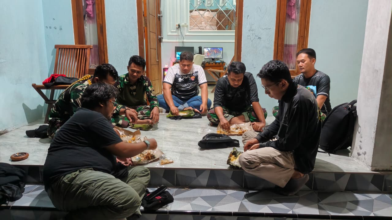 Keakraban Tanpa Sekat, Satgas TMMD 129 dan Pemuda Desa Tlemang Asyik Guyub Rukun di Teras Rumah Warga Seusai Bekerja