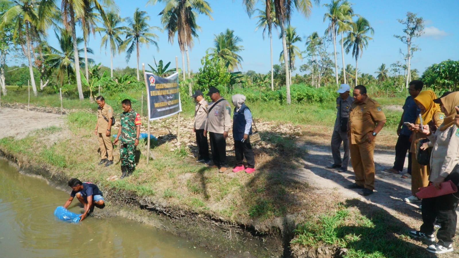 Penebaran 2.000 Bibit Ikan Patin Wujud Nyata TMMD Bangun Desa Berkelanjutan
