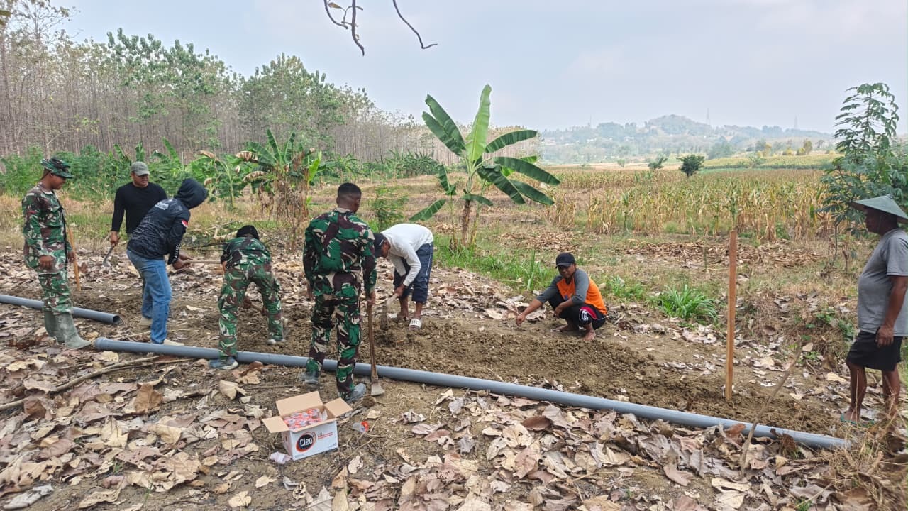 Perkuat Jaringan Irigasi Desa, Satgas TMMD 129 dan Warga Tlemang Mulai Gali Tanah untuk Penanaman Pipa Tandon