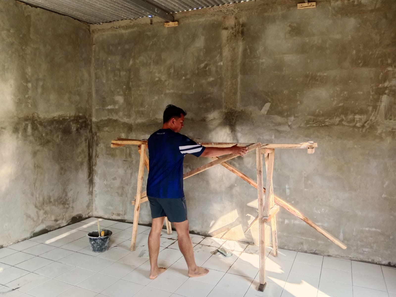 TMMD Ke-129 Kodim 0608/Cianjur Fokus Tingkatkan Kenyamanan Hunian, Pemasangan Keramik dan Plafon Terus Dikebut