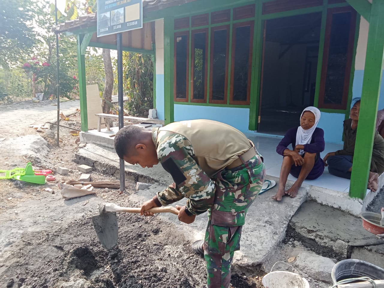 Gotong Royong TNI dan Warga Wujudkan Rumah Layak Huni bagi Kasiman