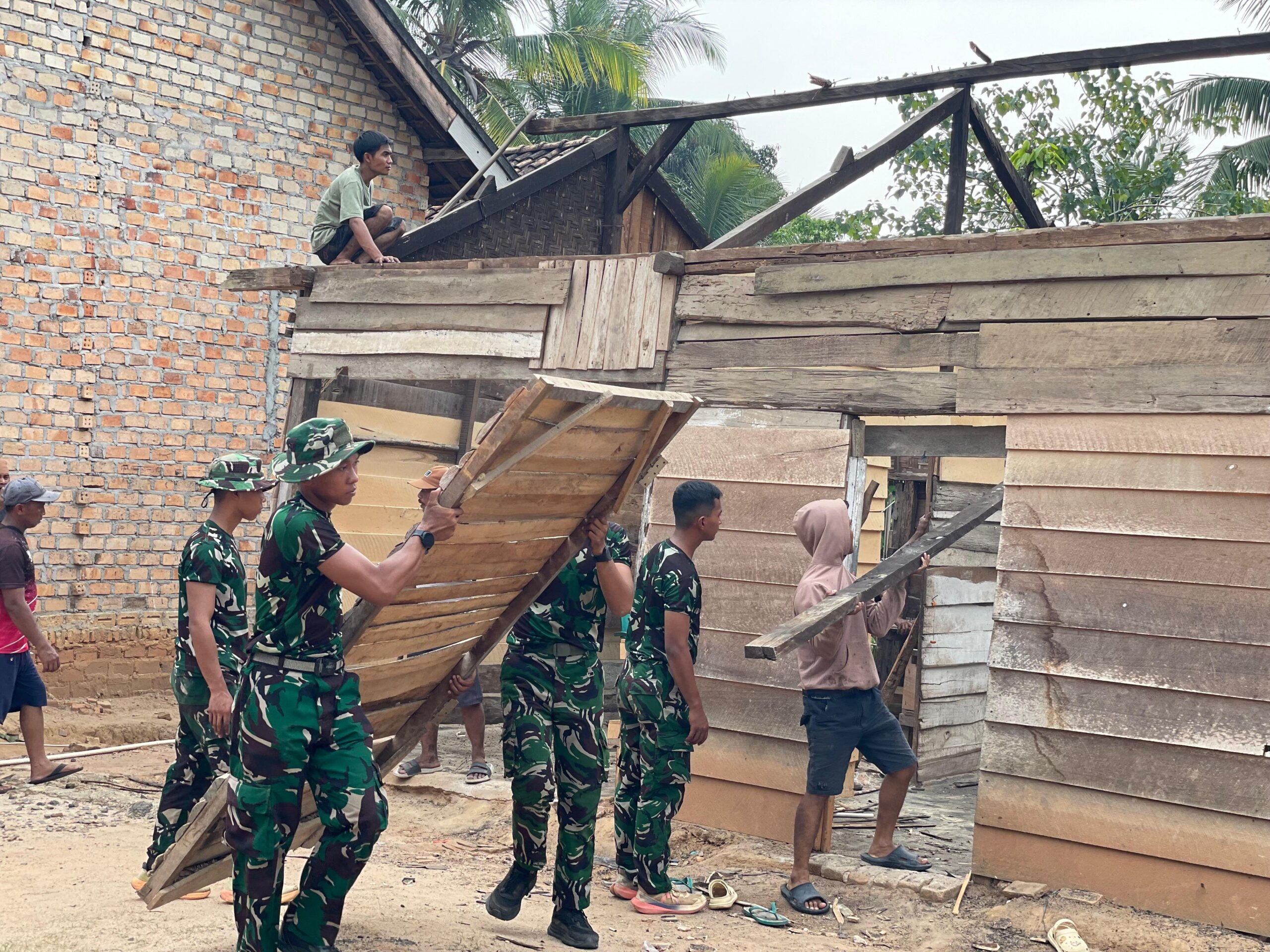 Renovasi Rumah Gianto: TMMD ke-130 TNI Hadir untuk Masyarakat Way Kanan