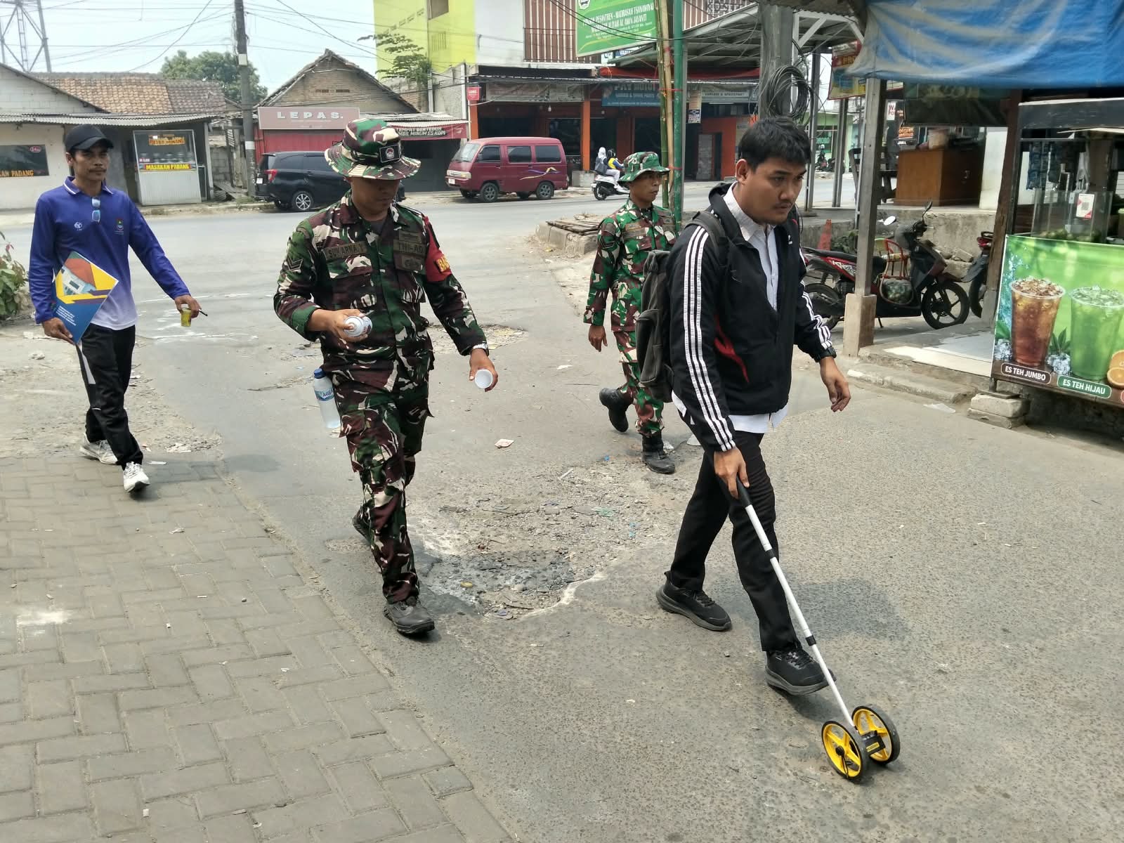 Serka Wahyono Kawal Proses Pengukuran Jalan TMMD di Desa Sumur Bandung