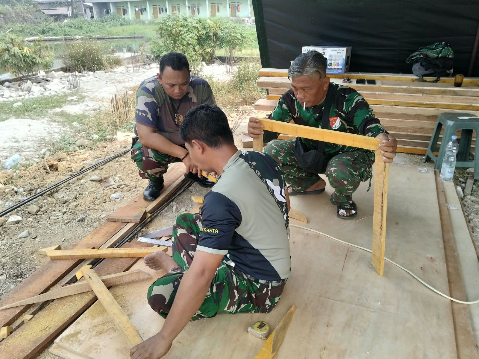 Satgas TMMD ke-130 Tingkatkan Infrastruktur dengan Pembuatan Bagesting Bersama