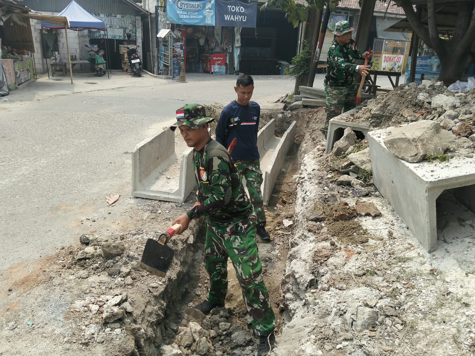 Peningkatan Sistem Drainase Desa Melalui Kegiatan Gali Parit TMMD Ke-130