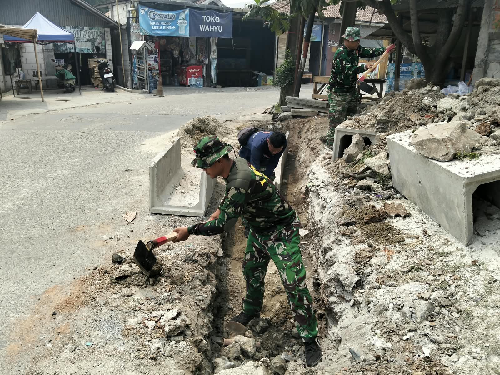 Transformasi Infrastruktur Desa Melalui Pengerjaan Saluran Drainase TMMD di Sumur Bandung