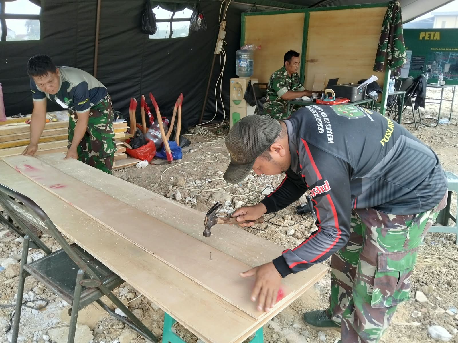 Demi Kelancaran Pembangunan, Satgas TMMD Potong Triplek di Desa Sumur Bandung