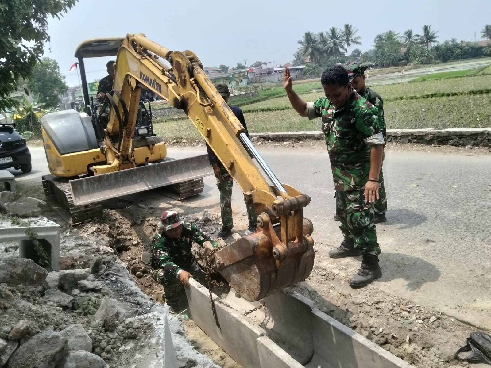 Upaya Satgas TMMD ke-130 Tingkatkan Infrastruktur Drainase di Sumur Bandung