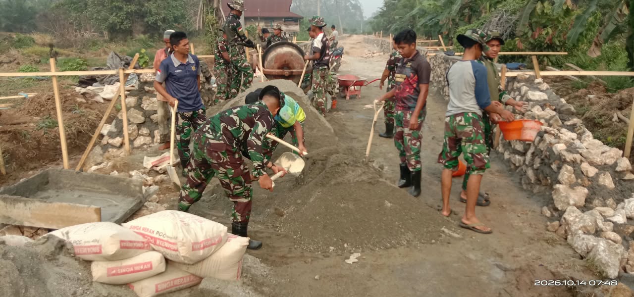 Gotong Royong Anggota TMMD dan Warga Parumpanai Percepat Pembangunan Jalan
