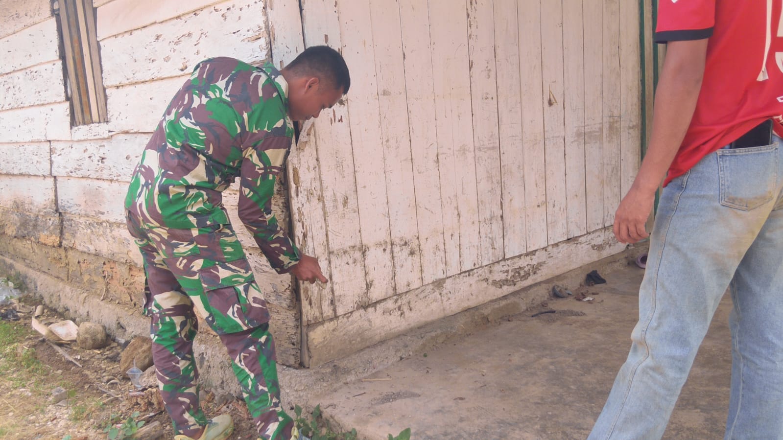 TNI Hadirkan Perubahan Melalui Rehabilitasi Rumah Arianto di Desa Soe