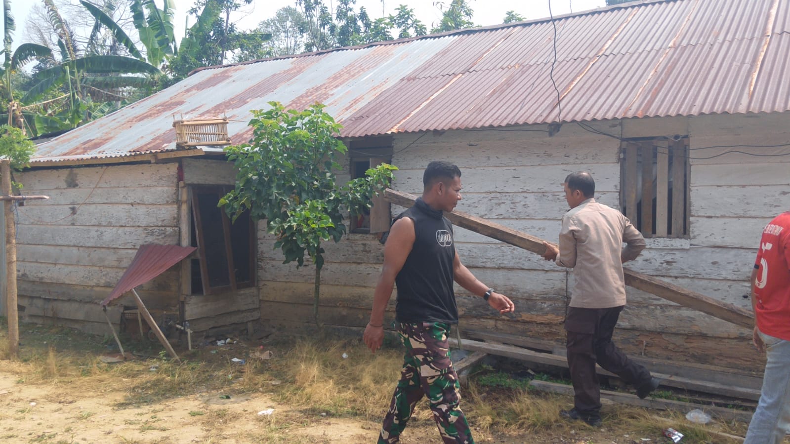 Rumah Arianto di Desa Soe Diperbaiki Melalui Inisiatif TMMD Reguler ke-130