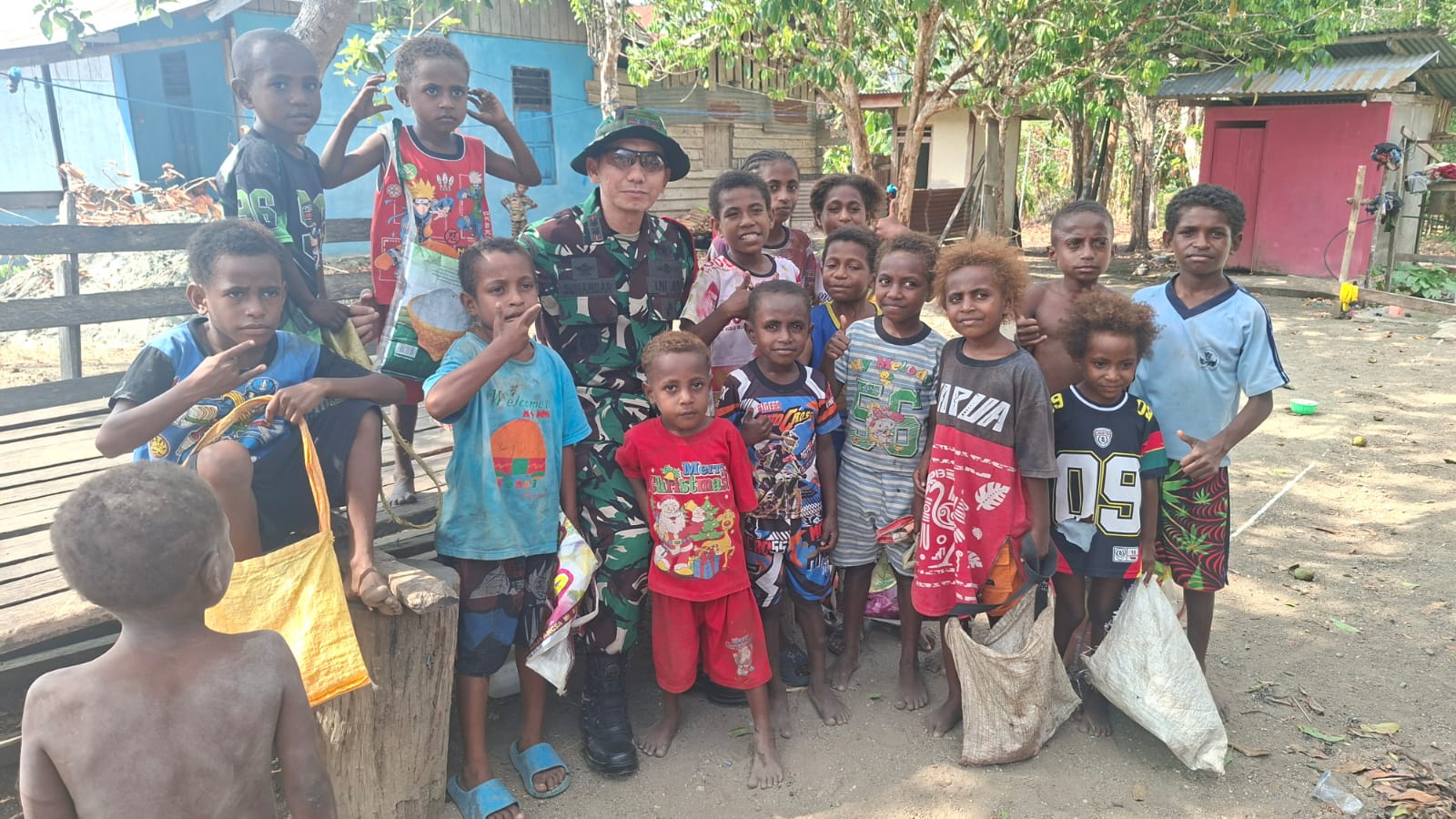 Interaksi TNI dengan Anak Yamboi, Dandim 1808/Mansel Ajak Generasi Muda Berpartisipasi