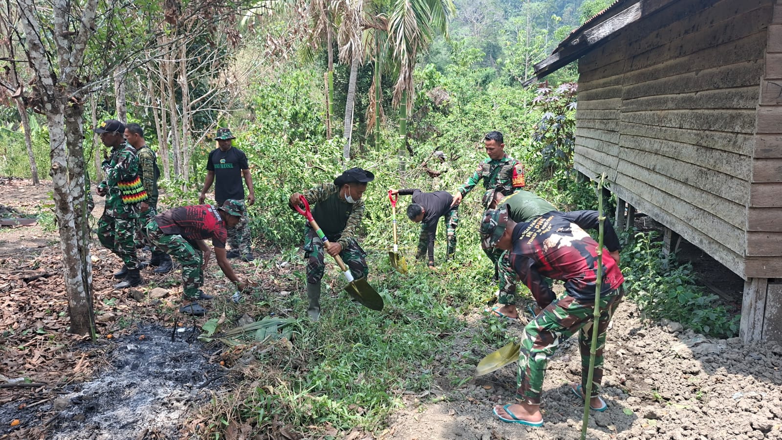 Kolaborasi TNI dan Warga Siapkan Lahan untuk Fasilitas Kebersihan MCK
