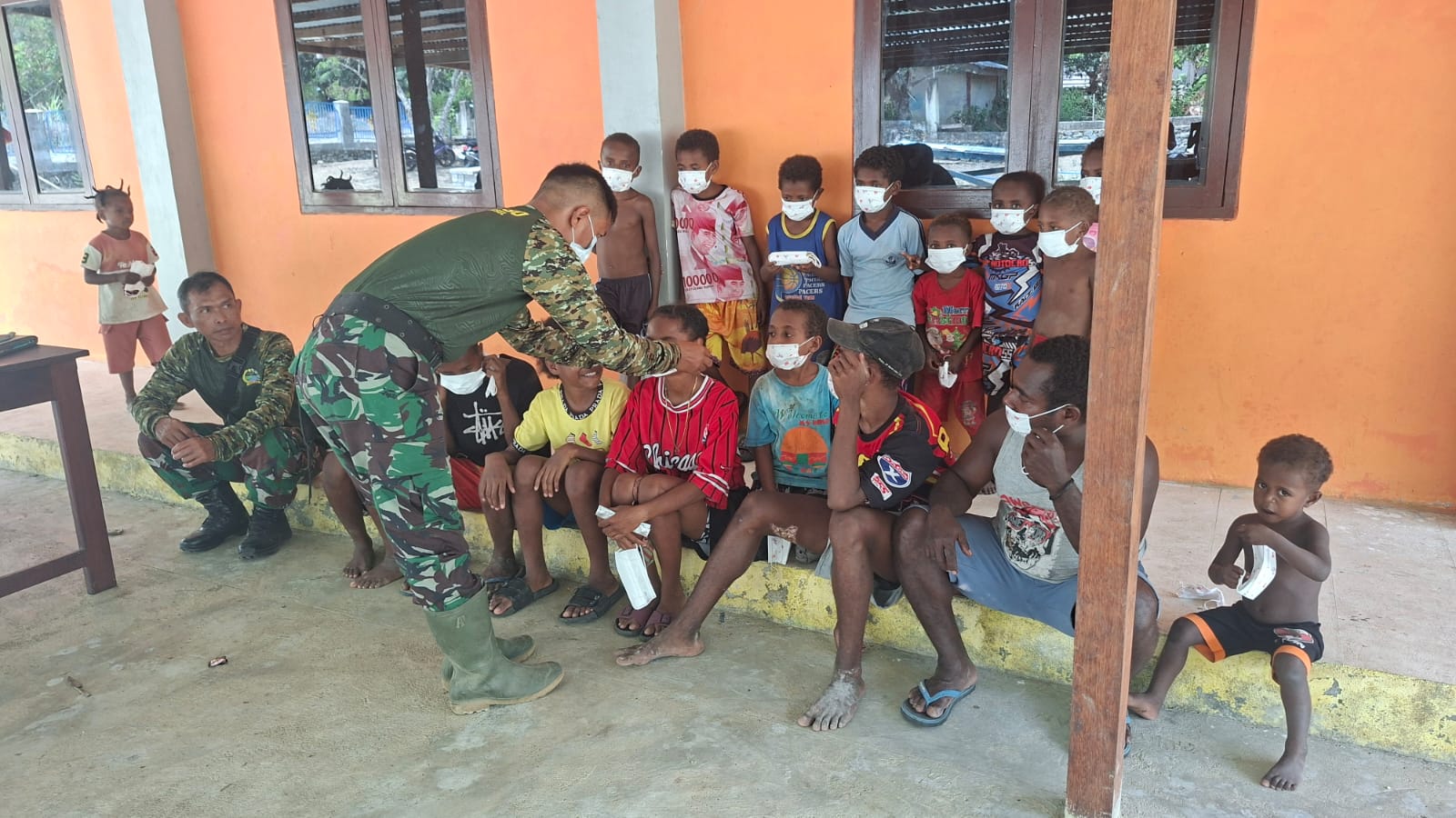 Satgas TMMD Promosikan Kesehatan Anak di Yamboi melalui Edukasi Masker