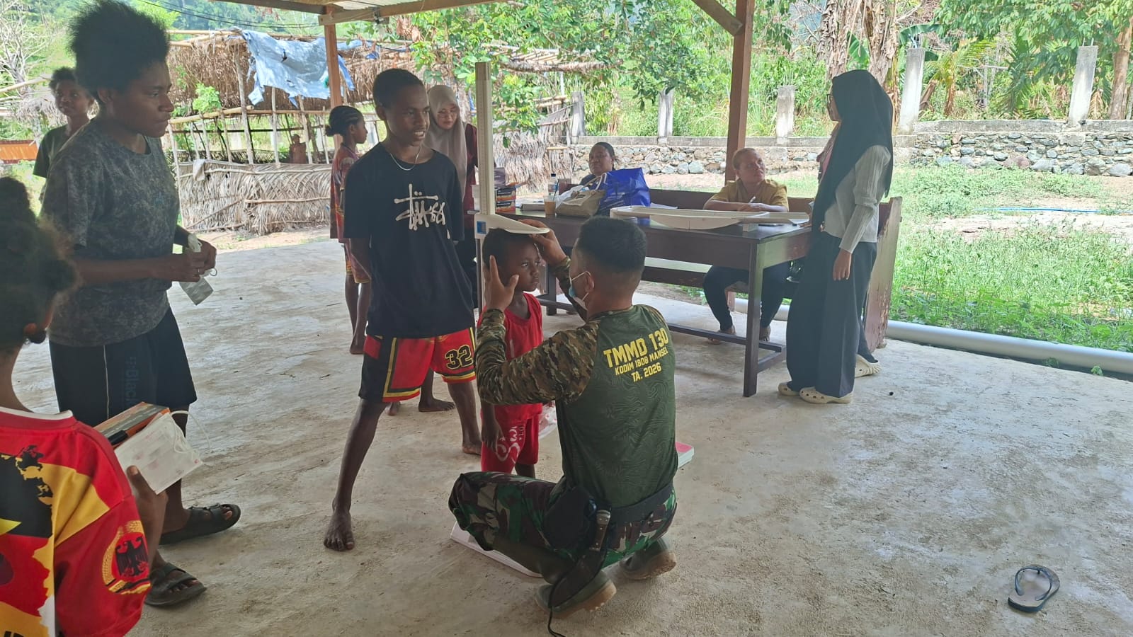 Mengoptimalkan Nutrisi Anak, Satgas TMMD dan Dinkes Awasi Tumbuh Kembang di Yamboi
