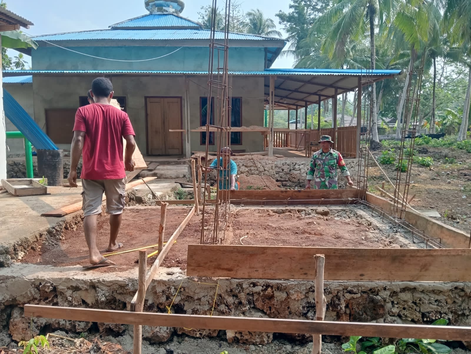 Satgas TMMD Kodim 1512/Weda Laksanakan Pengecoran Sloof untuk Bak Wudhu