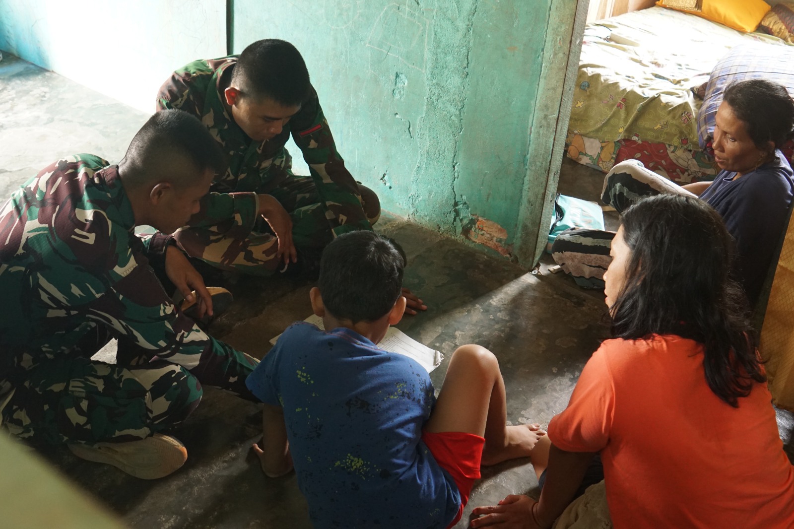 Kehangatan TNI dan Warga Kandang Limun Melalui Kebersamaan dan Ibadah