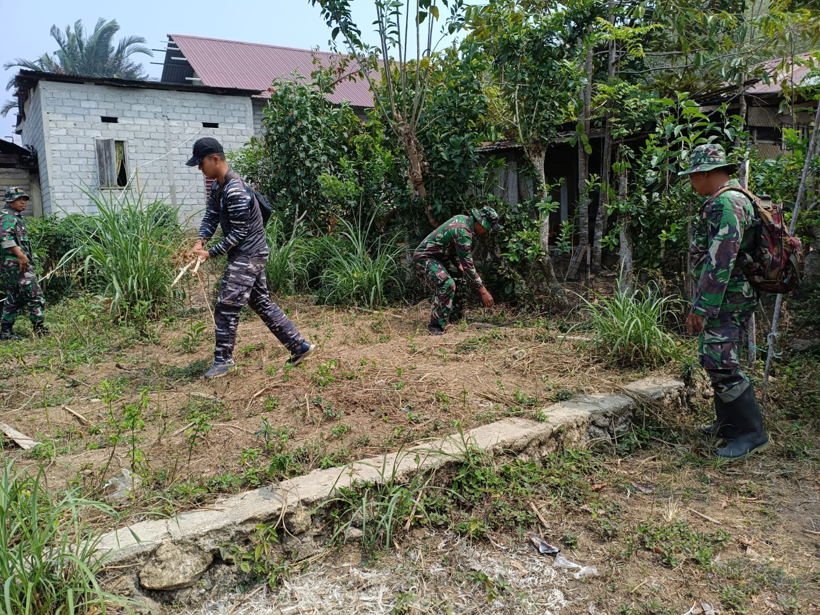 Persiapan Awal Pembangunan Sumur Bor untuk Warga Pamona oleh Satgas TNI