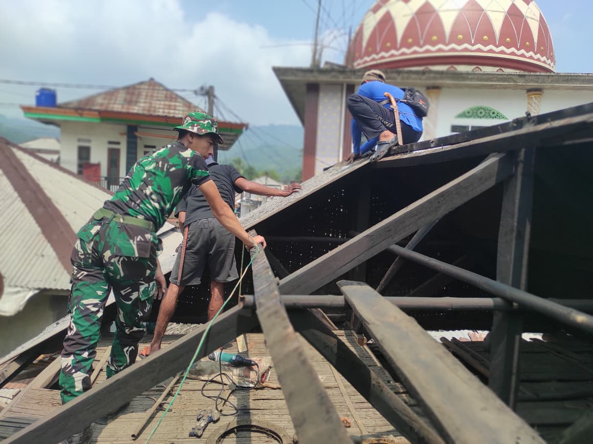 Keterlibatan TNI dan Masyarakat dalam Pembenahan Rumah Bapak Entang di Lebak