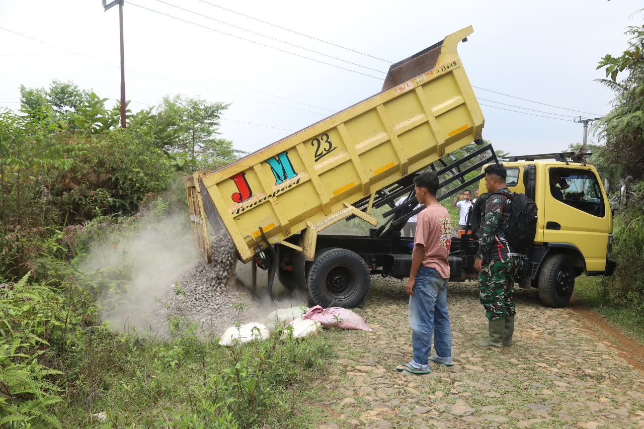 Pembangunan Jalan Cibedug Dimulai, Material Terus Mengalir untuk Kemajuan Infrastruktur