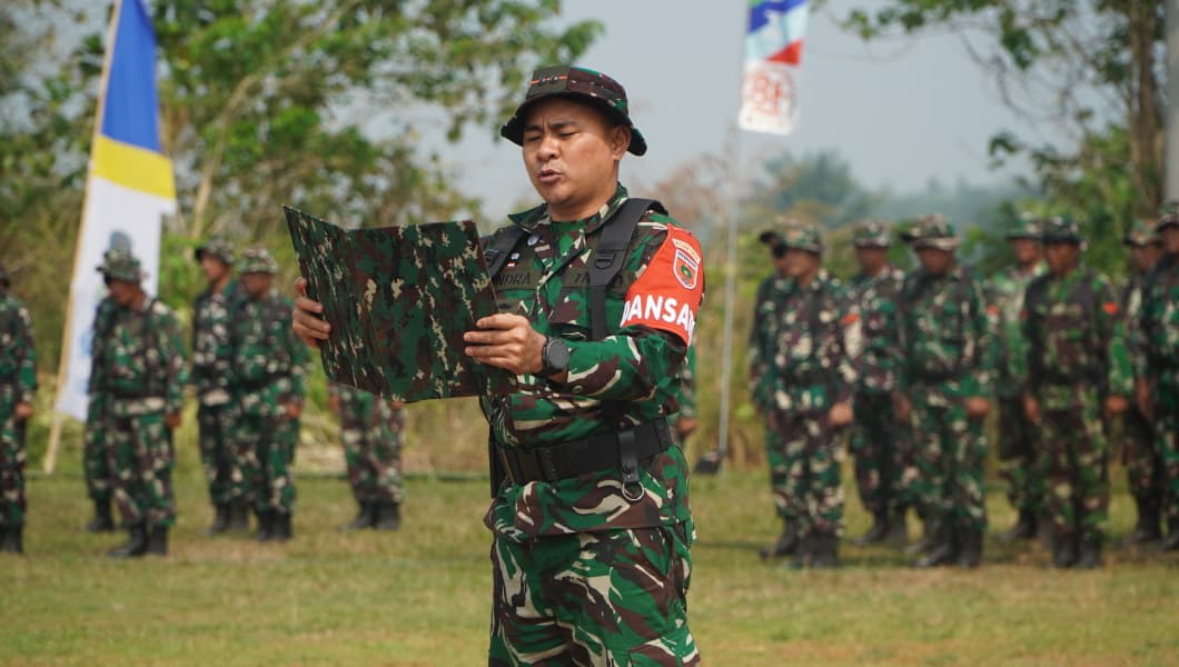 Dandim dan Bupati Luwu Timur Berikan 20 Paket Sembako untuk Masyarakat