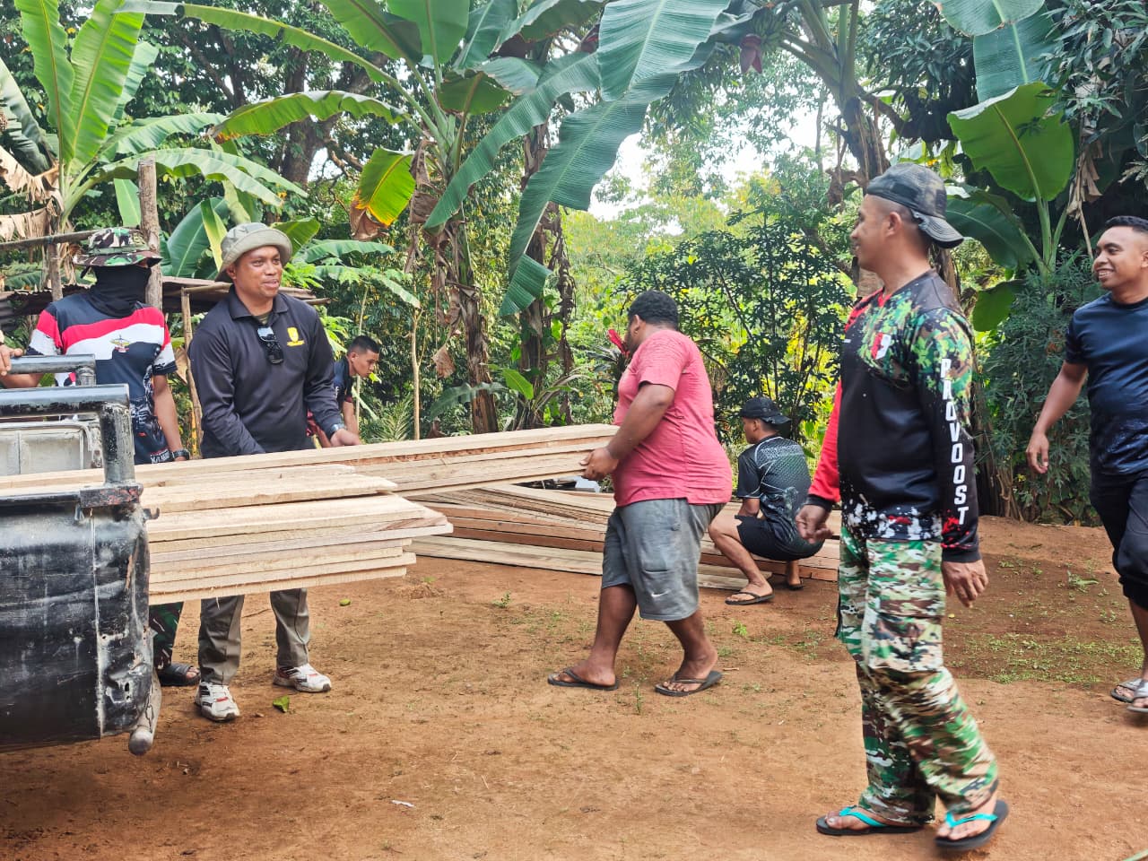 Menghadapi Medan Sulit, Satgas TMMD dan Warga Bantu Angkut Material Pembangunan