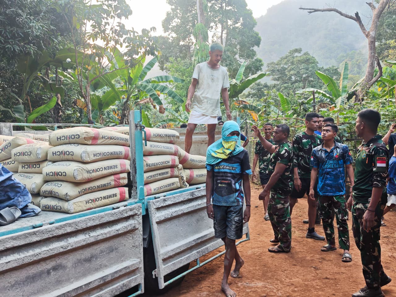 TNI dan Warga Bekerja Bersama Hadapi Tantangan Medan di Dusun Seri