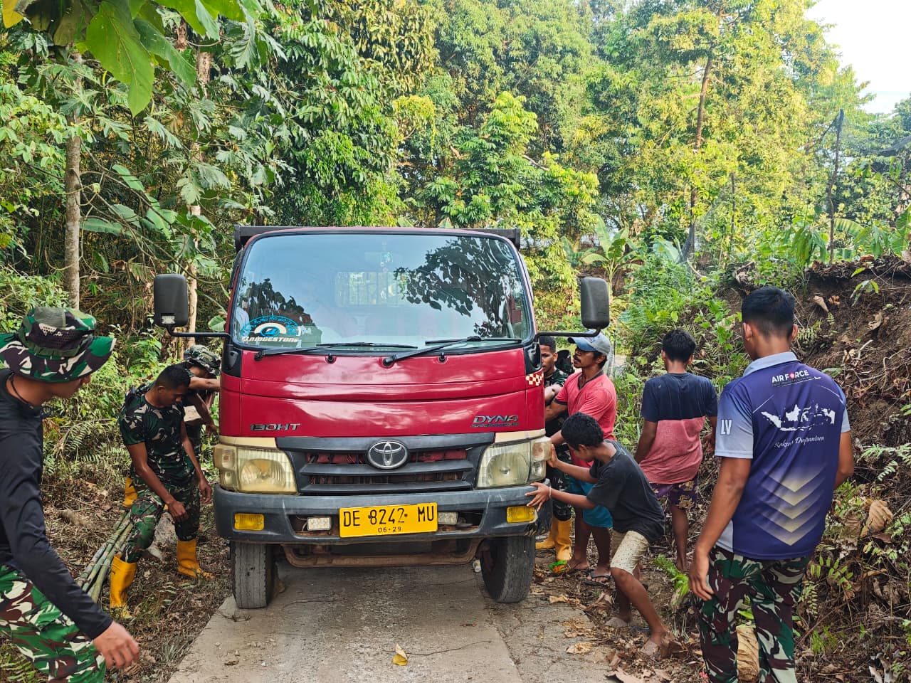 Prajurit dan Masyarakat Bersatu Menghadapi Tantangan Medan TMMD di Ambon