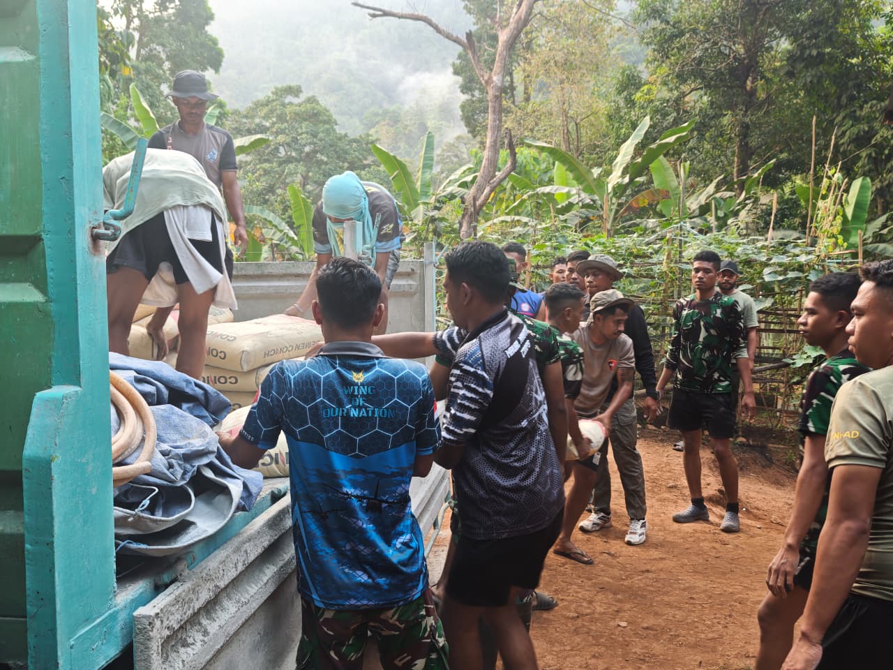 Keterlibatan Warga Permudah Pengiriman Material Pembangunan TMMD di Dusun Seri