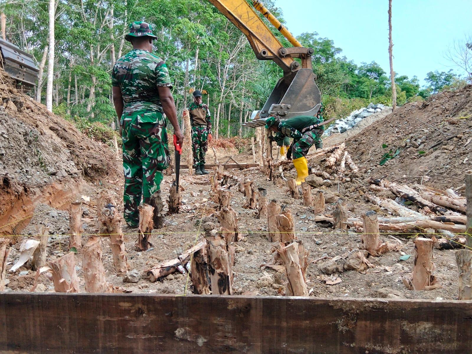 Perkuat Jembatan di Karang Rejo, Satgas TMMD Lakukan Pemasangan Trucuk Galam