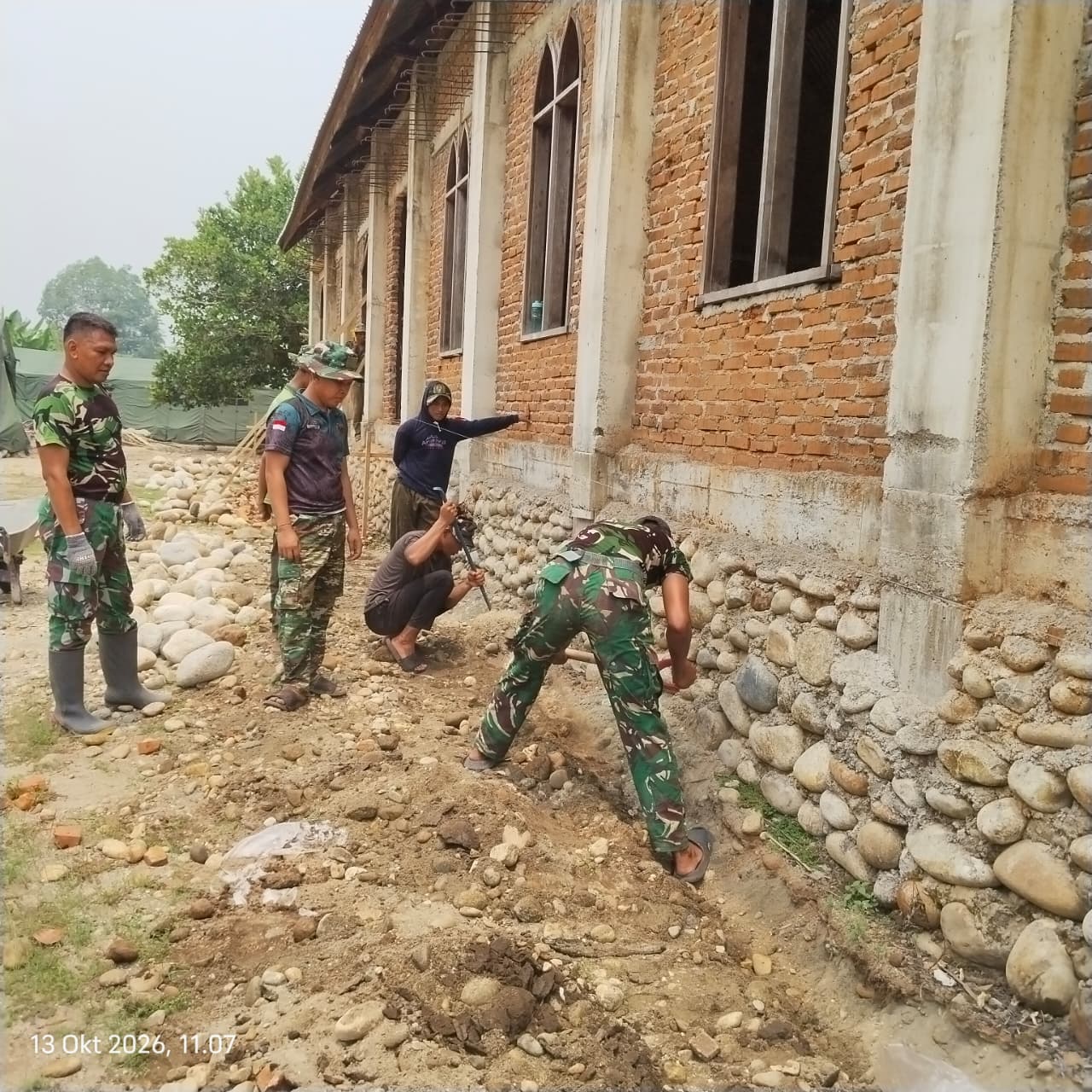 Upaya Bersama TNI dan Warga Membangun Infrastruktur di Papua Tengah