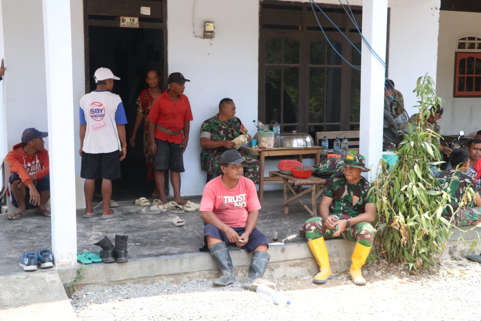 Satgas TMMD ke-130 Kodim Tulungagung Ciptakan Kebersamaan Melalui Momen Santap Siang