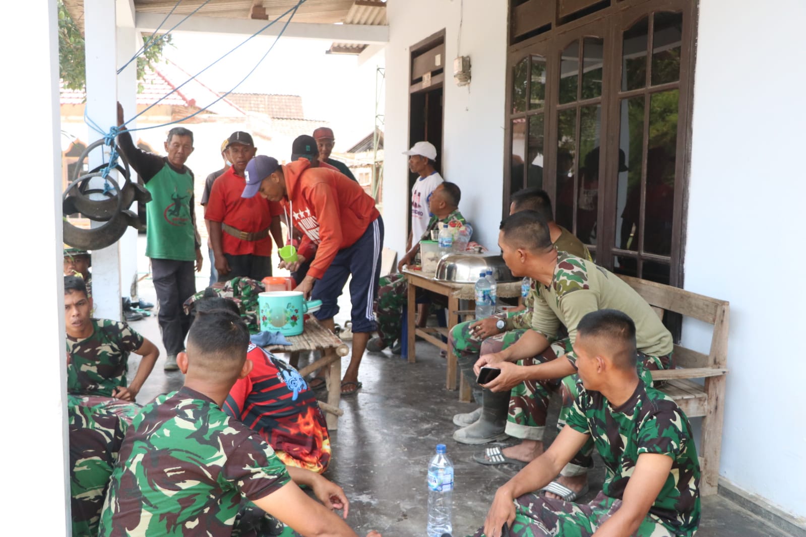 Kebersamaan TNI dan Warga: Membangun Rasa Kekeluargaan di TMMD Tulungagung