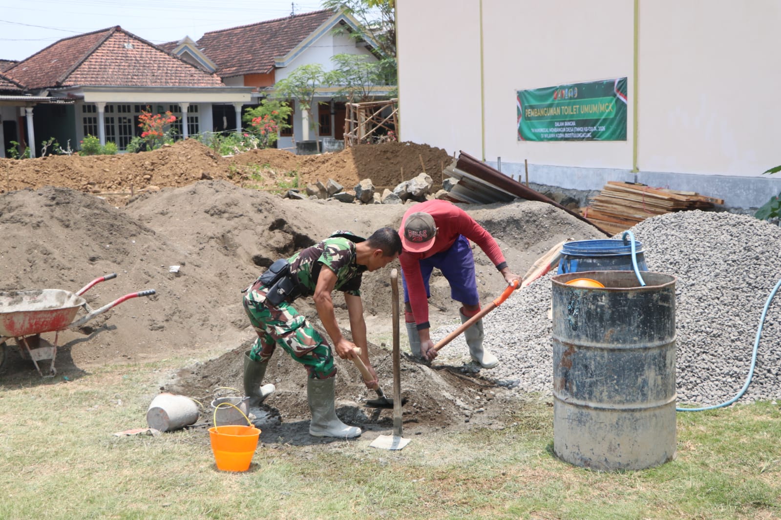 Desa Pojok Gotong Royong Membangun MCK Umum dalam Program TMMD ke-130