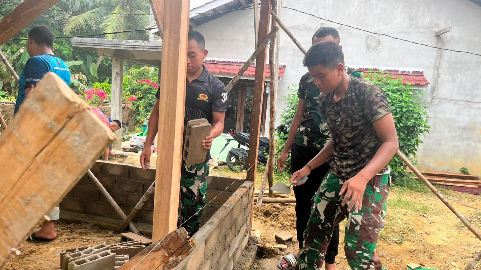 Satgas TMMD Landak Siapkan Dinding Kokoh untuk Rumah Ibu Suhanim