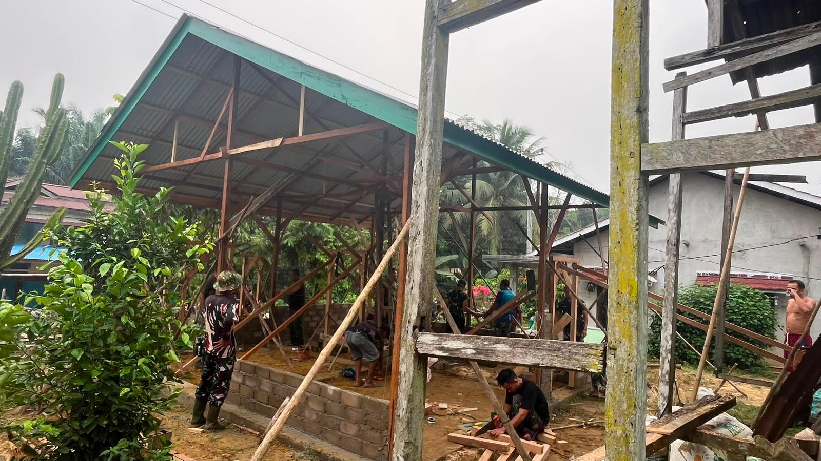 Pemasangan Batako Rumah Ibu Suhanim: Satgas TMMD Tunjukkan Komitmen Cinta Masyarakat