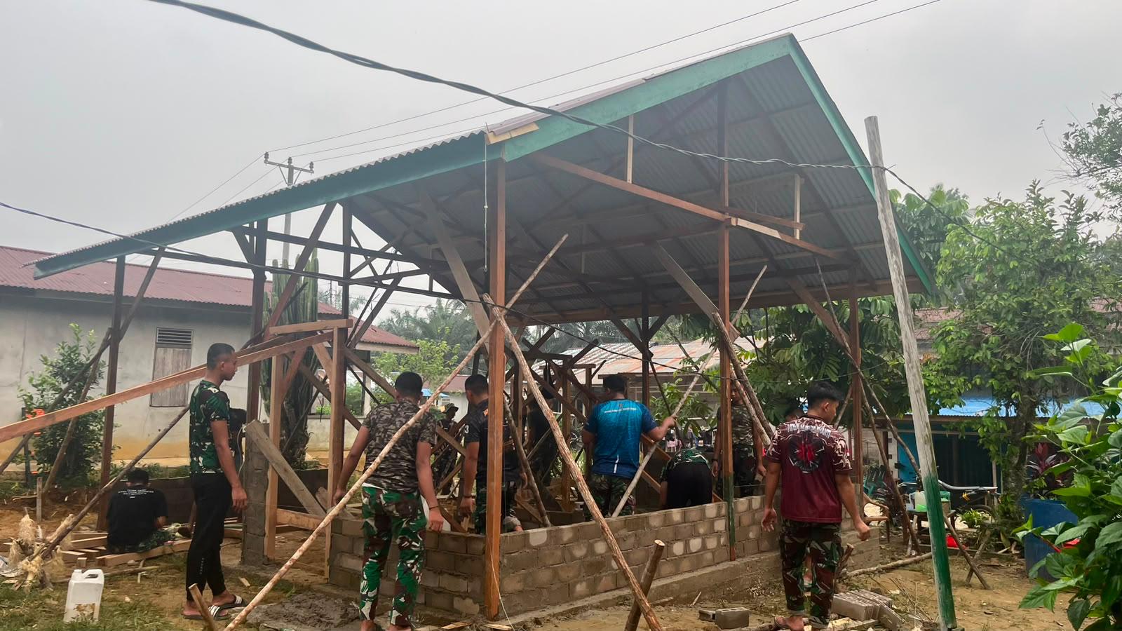 Proses pembangunan rumah Ibu Suhanim jadi harapan baru berkat TNI